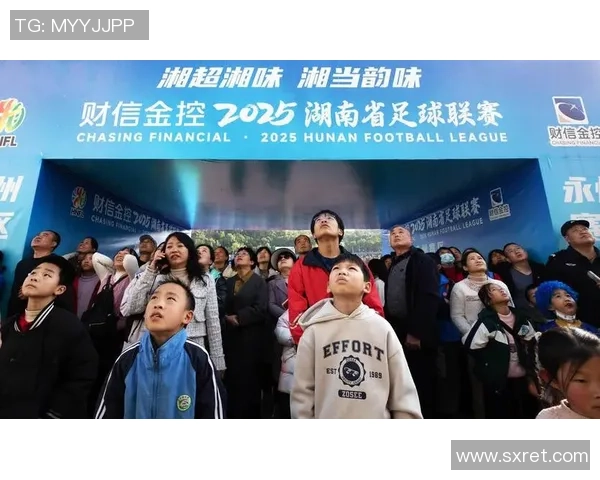 恒大与香港东方对决激情四溢球迷齐声呐喊助威共创精彩瞬间 恒大与香港东方对决激情四溢球迷齐声呐喊助威共创精彩瞬间